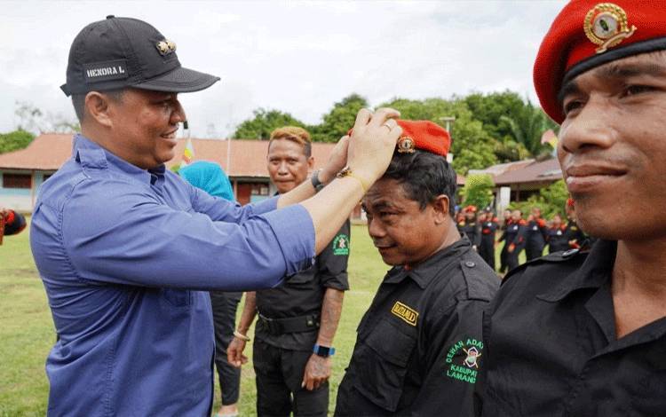 Ketua DAD Kabupaten Lamandau Hendra Lesmana melantik sembilan Komandan Batamad di Kecamatan Batang Kawa. (FOTO : HENDI NURFALAH)