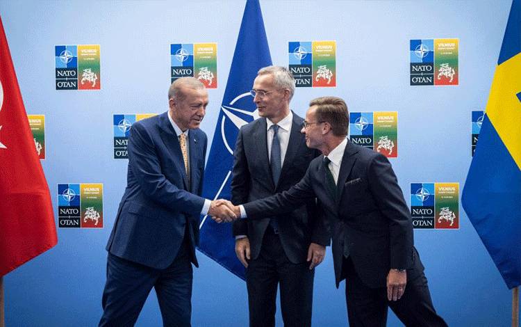 Sekretaris Jenderal NATO Jens Stoltenberg, Presiden Turki =Recep Tayyip Erdogan dan Perdana Menteri Swedia Ulf Kristersson pada 10 Juli 2023, menjelang KTT NATO di Vilnius, Lithuania. (NATO)