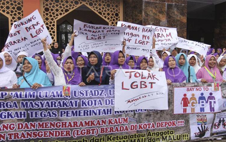 Ilustasi - Sejumlah warga dan alim ulama melakukan aksi penolakan keberadaan LGBT di depan Masjid Al Ishlah, Depok, Jawa Barat, Rabu (15/1/2020). (ANTARA FOTO/Asprilla Dwi Adha/hp)