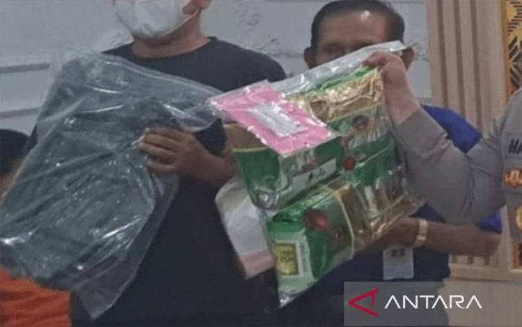 Personel Satuan Reserse Narkoba Polrestabes Palembang menunjukkan barang bukti narkoba jenis sabu-sabu seberat lima kilogram di Palembang, Sumatera Selatan, Selasa (11/7/2023) (ANTARA/HO-Polrestabes Palembang)