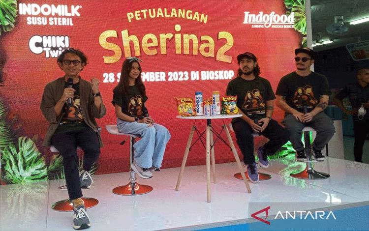Sutradara "Petualangan Sherina 2", Riri Riza (kiri) saat acara Meet and Greet Film Petualangan Sherina 2 di kawasan Kemayoran Jakarta Pusat pada Selasa (11/7). (ANTARA/Farhan Arda Nugraha)