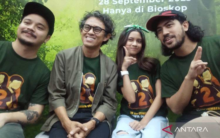 Dari kiri ke kanan: Derby Romero, Riri Riza, Quinn Salman, dan Randy Danistha saat acara Meet and Greet film "Petualangan Sherina 2" di kawasan Kemayoran, Jakarta Pusat pada Selasa (11/7). (ANTARA/Farhan Arda Nugraha)