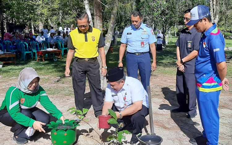 Plh Sekda Kobar, Juni Gultom saat melakukan penanaman pohon dalam peringatan Hari Bakti Adyaksa yang ke-63 tahun 2023 yang digelar di Pangkalan Bun Park, Rabu, 12 Juli 2023.