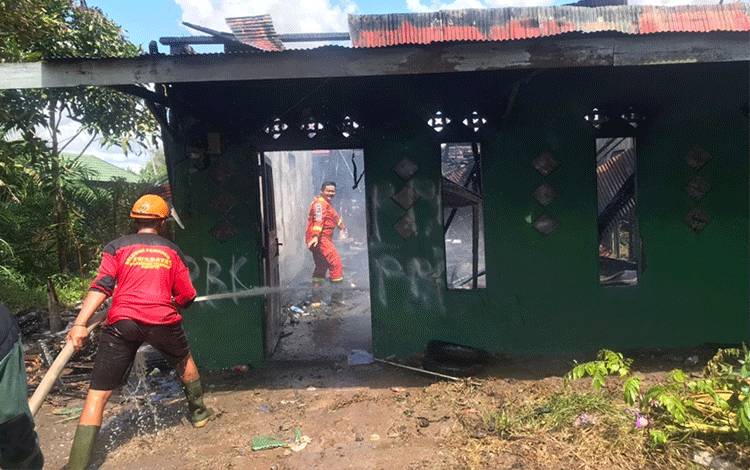 Petugas pemadam kebakaran saat memadamkan api di Jalan Jambu, Kelurahan Baamang Hulu, Kecamatan Baamang, Kabupaten Kotim. Rabu, 12 Juli 2023. (FOTO: IST)