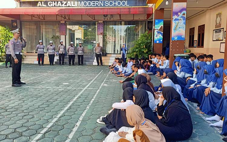 Anggota Ditlantas Polda Kalteng saat melakukan Dikmas Lantas di SMP Al Ghazali, Rabu, 12 Juli 2023. (Foto : Ditlantas Polda Kalteng)