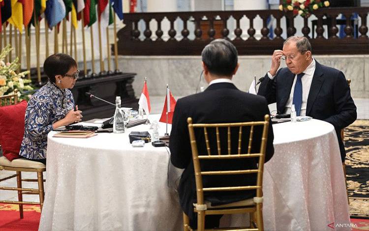 Menlu Retno Marsudi (kiri) bersama Diplomat Senior China Wang Yi (tengah) dan Menlu Rusia Sergey Lavrov berbincang dalam pertemuan Trilateral di Gedung Pancasila Kementerian Luar Negeri, Jakarta, Rabu (12/7/2023). ANTARA FOTO/Aditya Pradana Putra/nz