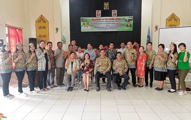 Training of trainer bagi pengelola destinasi wisata dan Pokdarwis di Aula Dinas Pendidikan Barito Timur, Kamis, 13 Juli 2023. (FOTO: BOLE MALO)