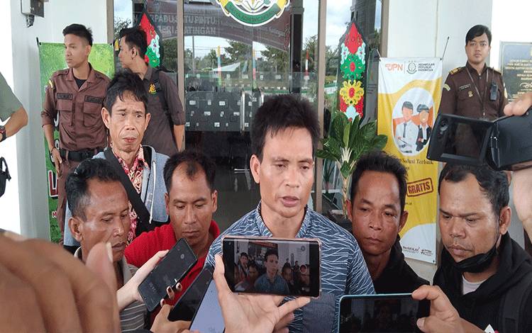 Koordinator aksi demo damai warga Desa Sabaung, Kecamatan Marikit, Kabupaten Katingan, Murdianto memberikan keterangan pers kepada awak media, Kamis, 13 Juli 2023.
