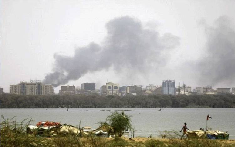 Arsip - Asap mengepul di udara dari sebuah gedung yang terbakar akibat bentrok antara angkatan bersenjata pemerintah Sudan dengan kelompok paramiliter RSF di Khartoum, Sudan. ANTARA/Xinhua