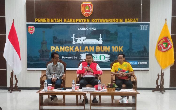 PjBupati Kobar Budi Santosa saat launching lomba lari Pangkalan Bun 10K di Aula Kantor Bupati, Jumat, 14 Juli 2023. Kegiatan lomba lari tersebut nantinya bakal digelar 9 - 10 September 2023. (FOTO: YUDHA)