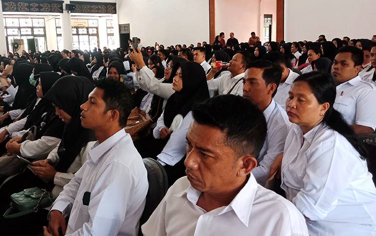 Pegawai lingkup Pemerintah Kabupaten Kotawaringin Timur di Gedung Serbaguna Sampit.