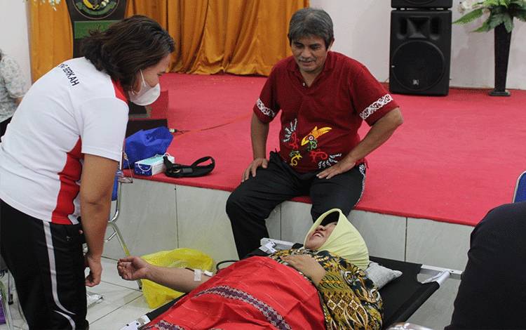 Kajati Kalteng Pathor Rahman usai membuka kegiatan Donor darah di Aula Kejati Kalteng, Jumat, 14 Juli 2023. (Foto: Penkum Kejati Kalteng)