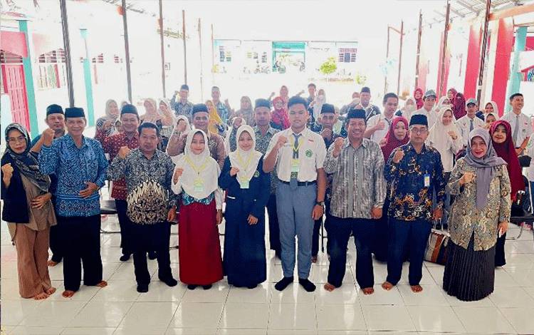 Kepala Kantor Kementerian Agama Kabupaten Barito Utara, H Abdul Majid Rahimi didampingi Kasi Pendidikan Madrasah Almubasir serta guru pendamping foto bersama para peserta KSM. (Foto: Dhani)