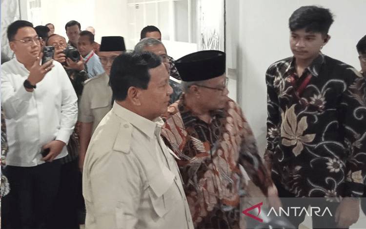 Ketua Umum PP Muhammadiyah Haedar Nashir saat mendampingi Menteri Pertahanan Prabowo Subianto dalam kunjungan ke Kampus UAD Yogyakarta, Jumat (14/7/2023) ANTARA/Hery Sidik.