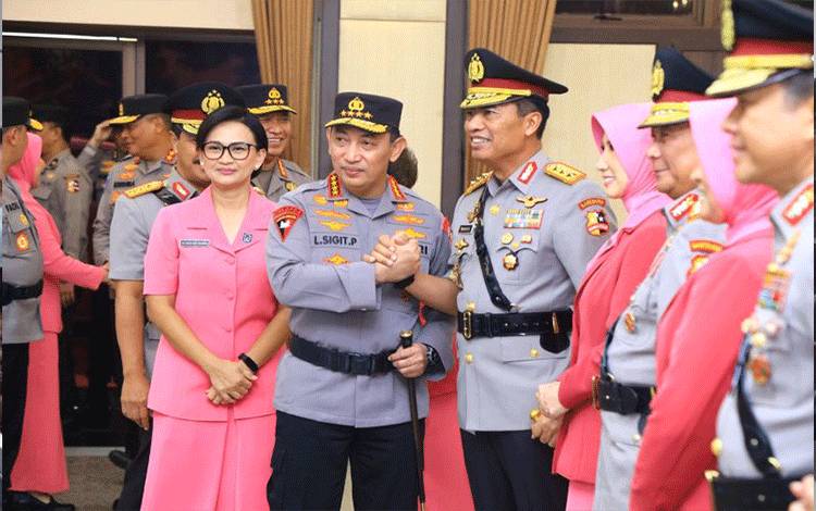 Kapolri Jenderal Pol. Listyo Sigit Prabowo bersamalam dengan Komjen Pol. Wahyu Widada yang dilantik sebagai Kabareskrim Polri di Mabes Polri, Jakarta, Jumat (14/7/2023). (ANTARA/HO-Divisi Humas Polri)