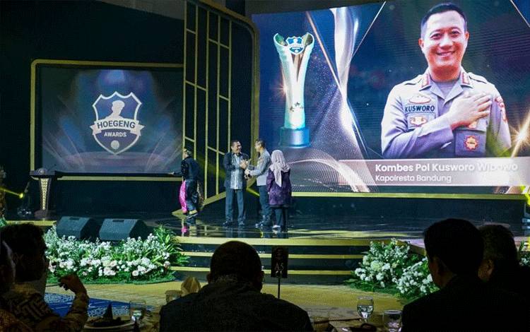 Ketua MPR RI Bambang Soesatyo menyerahkan penghargaan kepada salah seorang anggota Polri penerima "Hoegeng Awards 2023" di The Tribrata Darmawangsa, Jakarta, Jumat (14/7/2023) malam. ANTARA/HO-Humas MPR RI