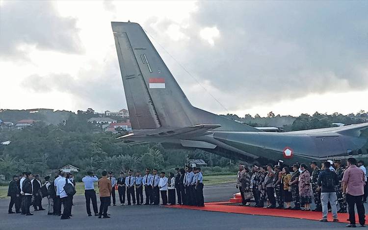 Wapres Ma'ruf Amin saat tiba di Bandara Rendani Manokwari, Papua Barat, Jumat. (ANTARA/FRANSISKUS SALU WEKING)