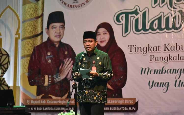 Pj Bupati Kobar Budi Santosa menyampaikan sambutan saat membuka MTQ ke 53 tingkat kabupaten Kotawaringin Barat.