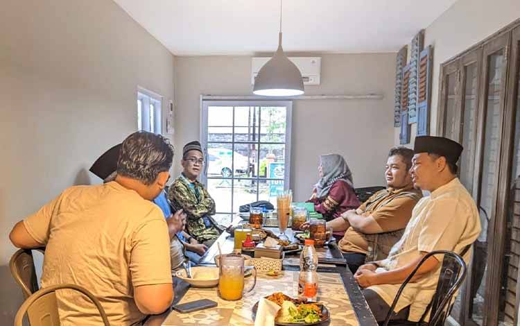 MES Kalteng dan Pegadaian Syariah saat melakukan pertemuan kerja sama memperkuat edukasi dan sosialisasi produk syariah di masyarakat. (FOTO: MES Kalteng)
