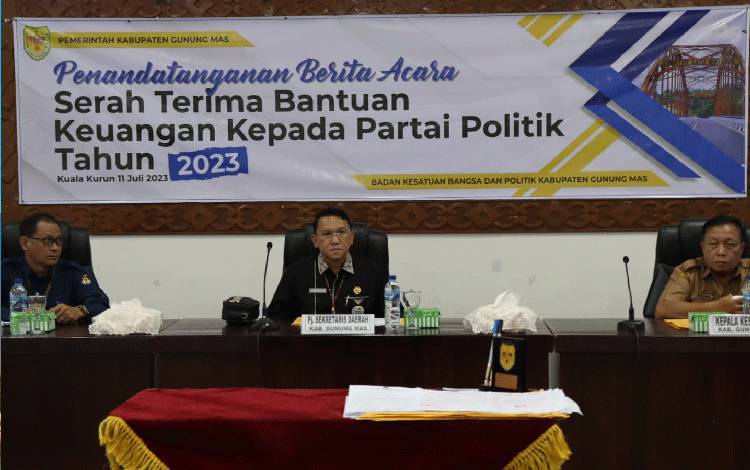 Serah terima bantuan keuangan dari Pemkab kepada partai politik tahun 2023. (FOTO: IST)