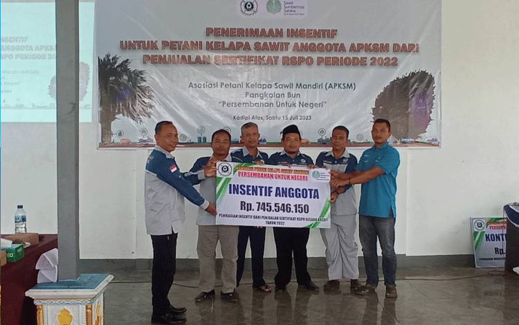 Para perwakilan petani kelapa sawit mandiri yang tergabung dalam APKSM Kobar saat kegiatan penyerahan insentif penjualan kredit sertifikasi RSPO periode 2022.
