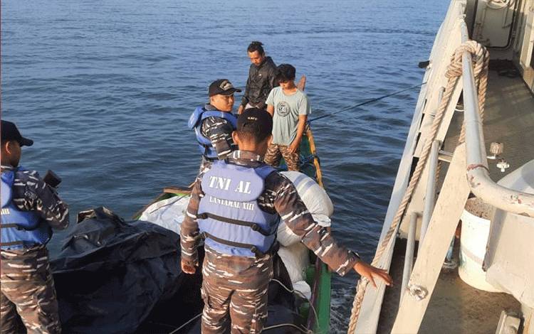 Pangkalan Utama TNI AL (Lantamal) XIII Tarakan, Kalimantan Utara di bawah Koarmada II  berhasil menggagalkan penyelundupan barang ilegal di laut berupa 64 koli pakaian bekas yang diangkut oleh kapal motor (KM) Lumba-lumba. ANTARA/HO-Humas Lantamal XIII Tarakan.