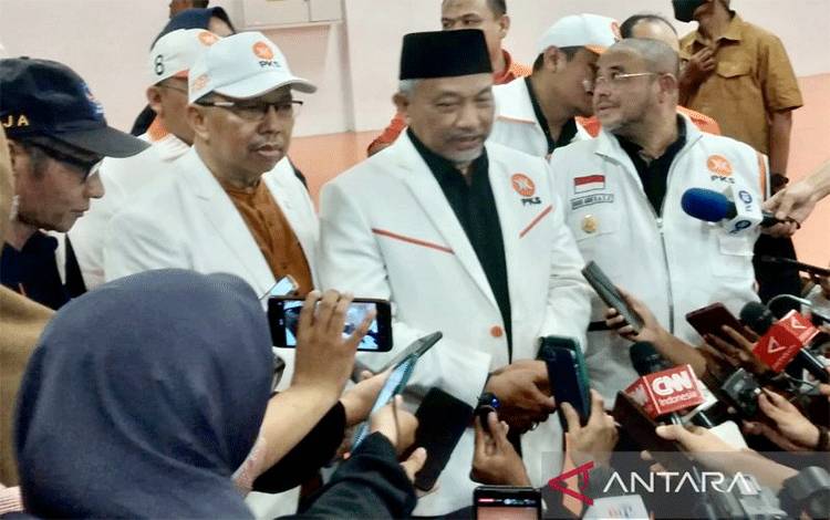 Presiden PKS Ahmad Syaikhu (dua kanan) memberi keterangan kepada wartawan pada sela-sela kegiatannya menghadiri Apel Siaga NasDem di SUGBK, Jakarta, Minggu (16/7/2023). ANTARA/Fauzi Lamboka.