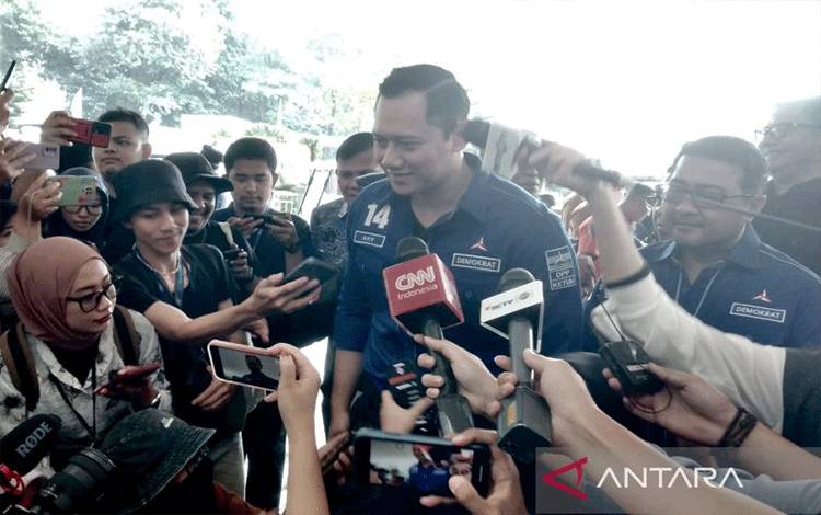 Ketua Umum DPP Partai Demokrat Agus Harimurti Yudhoyono (AHY) memberi keterangan kepada wartawan pada sela-sela kegiatannya menghadiri Apel Siaga NasDem di SUGBK, Jakarta, Minggu (15/7/2023). ANTARA/Fauzi Lamboka.