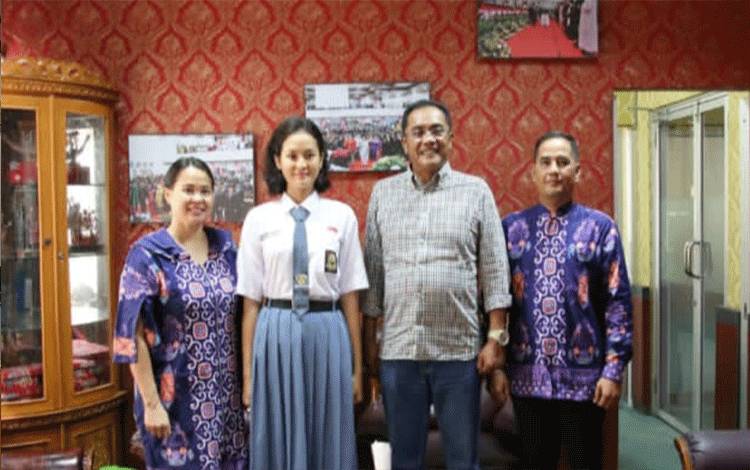 Ketua DPRD Kota Palangka Raya Sigit K Yunianto bertemu Paskibraka utusan Kalteng, Kachina Ozora. (FOTO: HENDRI)