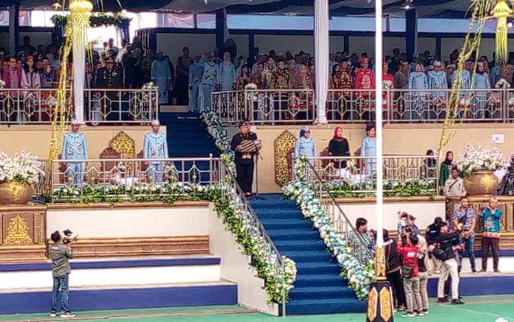 Wakil Gubernur Kalteng, H Edy Pratowo saat memimpin upacara peringatan Hari Jadi ke-73 Kabupaten Barito Utara di arena terbuka Tiara Batara Muara Teweh, Senin, 17 Juli 2023. (FOTO: DHANI)