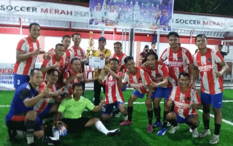 Tim Manggala Agni menjadi juara turnamen mini soccer antar instansi di Lapangan Merah Putih Kereng Humbang Kasongan setelah dipartai final mengalahkan KPU Putra melalui adu penalti, Senin MALAM, 17 Juli 2023.