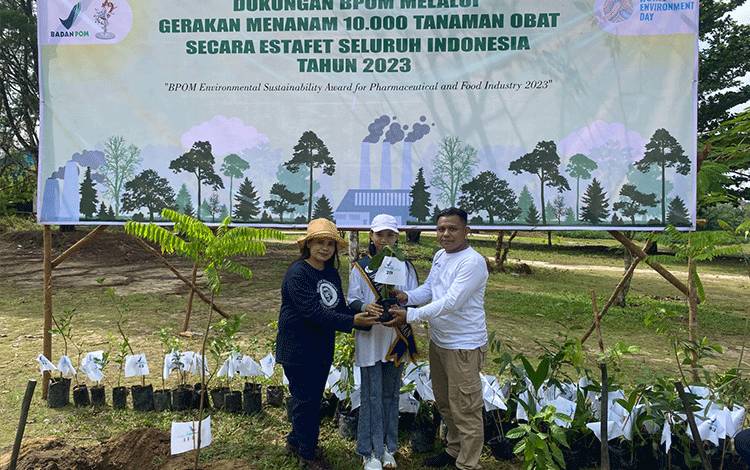 Loka Badan POM Kabupaten Kobar menanam 100 tanaman obat dalam rangaka peringati Word Environment Day, Minggu, 16 Juli 2023 (FOTO: LOKA BPOM KOBAR)
