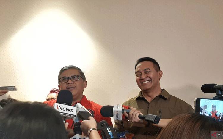 Sekretaris Jenderal PDI Perjuangan Hasto Kristiyanto (kiri) bersama mantan Panglima TNI Jenderal Purn. Andika Perkasa (kanan) di I News Tower, Jakarta, Selasa (18/7/2023). ANTARA/Narda Margaretha Sinambela
