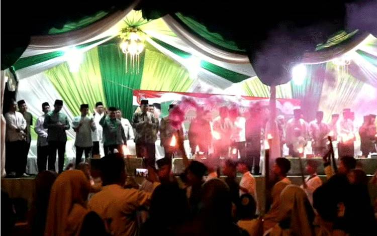 Peserta Pawai Tanglong yang melintasi panggung kehormatan dalam peringatan malam Tahun Baru Islam 1 Muharram 1445 H di Kabupaten Kobar,Selasa malam, 18 Juli 2023.