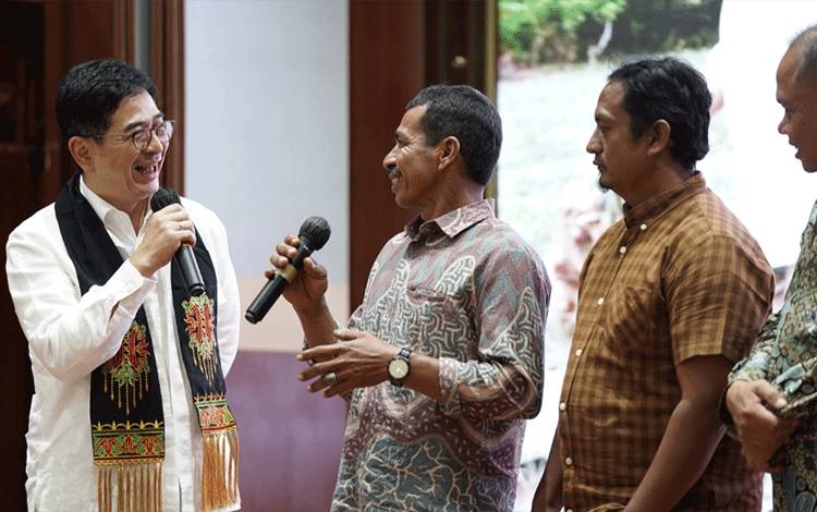 Ketua Umum KADIN Indonesia Arsjad Rasjid bertemu dengan para petani yang tergabung dalam Konsorsium Bawang Merah di Kabupaten Pidie, Aceh. (FOTO: HUMAS KADIN INDONESIA untuk BN)