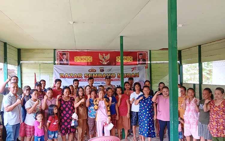 Kepolisian Resort (Polres) Kotawaringin Timur (Kotim) melanjutkan program sembako murah bersama Perusahaan Besar Swasta (PBS) diwilayah Kecamatan Talaga Antang. (FOTO: RILIS)