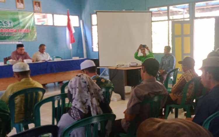 Kegiatan sosialisadi Kampung moderasi beragama yang digelar di Desa Tamban Luar, Kecamatan Bataguh, Rabu, 19 Juli 2023. (FOTO: IST)