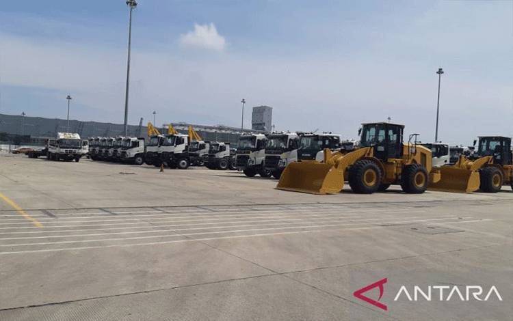 Deretan alat berat di Pelabuhan PT Indonesia Kendaraan Terminal Tbk Tanjung Priok siap dikirim ke berbagai wilayah di Indonesia. ANTARA/Ganet Dirgantoro