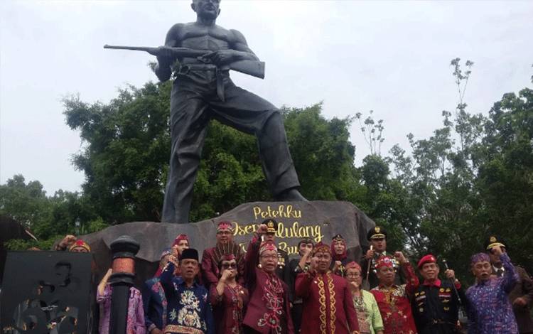 Wakil Gubernur Kalimantan Tengah, Edy Pratowo foto bersama Bupati Katingan Sakariyas dan sejumlah pejabat lain dengan latar patung Tjilik Riwut yang baru diresmikan, Kamis, 20 Juli 2023.