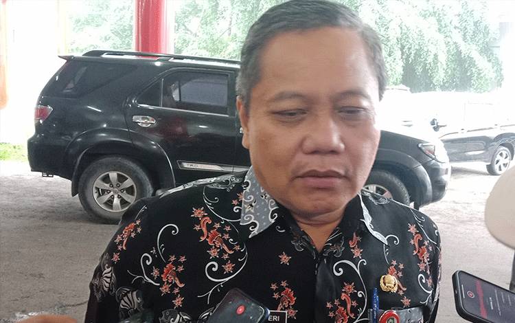 Kepala Dinas Kesehatan Kabupaten Kotawaringin Timur Umar Kaderi saat diwawancarai media di mall pelayanan publik. (FOTO:DEWIP)