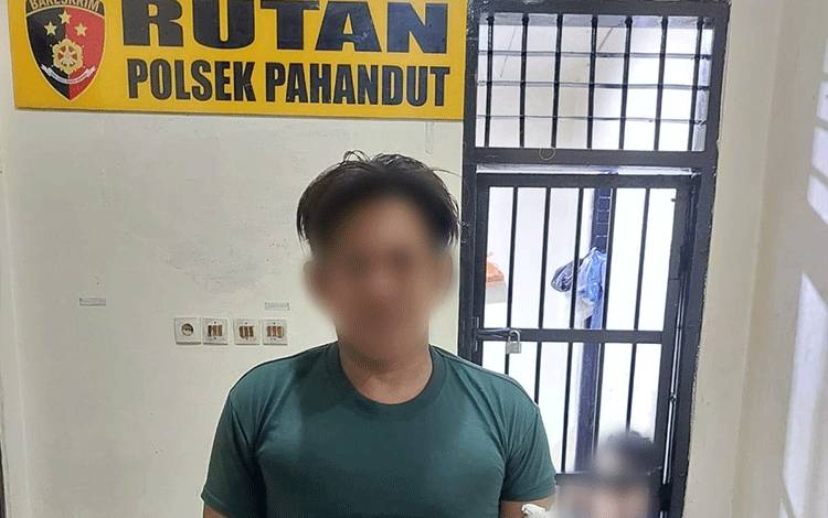 Pelaku M saat ditahan di Rutan Polsek Pahandut (Foto : Polsek Pahandut)
