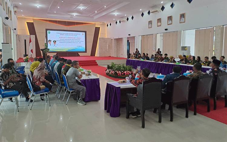 Pelaksanaan kick off bimbingan teknis penyusunan dokumen KLHS RPJMD Kabupaten Sukamara Tahun 2025-2045 di aula kantor bupati setempat, Jumat, 21 Juli 2023. (FOTO:NORHASANAH)