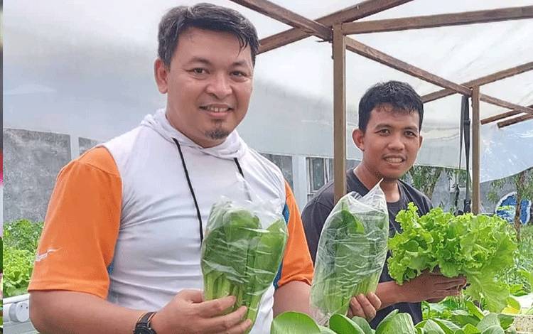 Heru Hidayat dan Suhendro saat melihat langsung budidaya sayuran menggunakan sistem hidroponik , Sabtu, 22 Juli 2023 (Istimewa)