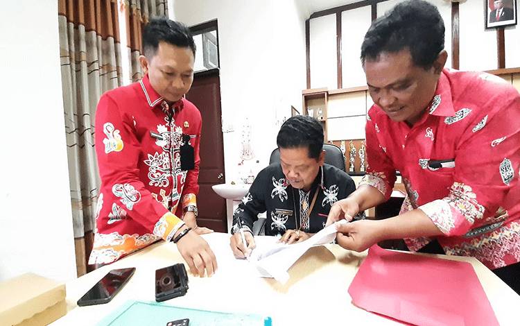 Sekda Seruyan Djainuddin Noor saat menandatangani berita acara kesepakatan batas antar desa kecamatan Seruyan Hilir dan Seruyan Hilir Timur. (Foto : Ist)