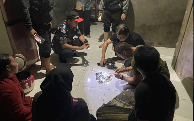 Tim Satres Narkoba Polres Kotim saat melakukan penggeledahan di rumah bandar narkoba di Sampit. Jumat, 21 Juli 2023. (FOTO IST)