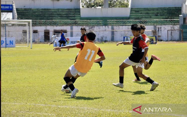 Peserta seleksi Timnas U-17 wilayah Kalimantan Selatan sedang berusaha saling memperebutkan bola, di Demang Lehman Stadium, Kota Banjarbaru, Kalimantan Selatan, Minggu (23/7/2023). (ANTARA/Tumpal Andani Aritonang)