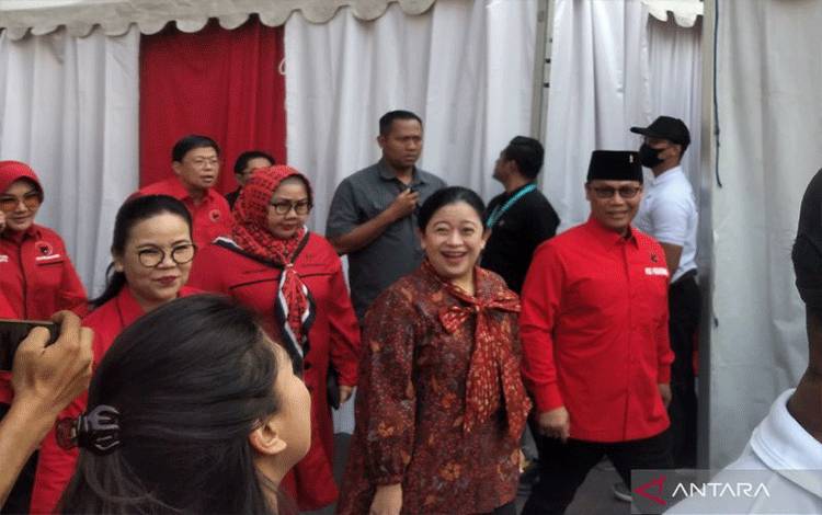 Ketua DPR sekaligus Ketua DPP PDI Perjuangan (PDIP) Puan Maharani saat menghadiri puncak perayaan Hari Lahir (Harlah) Ke-25 PKB di Stadion Manahan Solo, Jawa Tengah, Minggu (23/7/2023). ANTARA/Fauzi Lamboka
