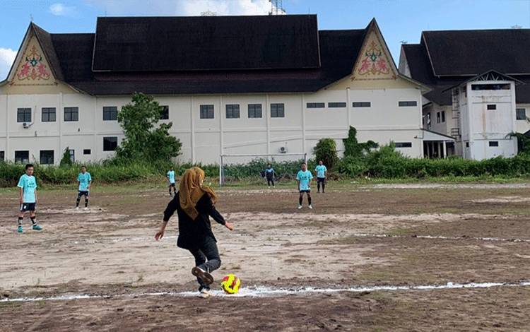 Lurah Kalampangan Yunita Martina saat melakukan Kick Off tanda dimulainya lomba sepak bola antar RW Kelurahan Kalampangan (Foto : Pathur)