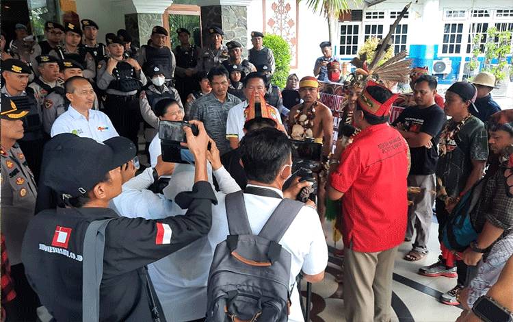 Penanggung jawab aksi damai Aliansi Utus Dayak Mantehau Yetro Simon saat menggelar aksi damai di rektorat UPR (Foto : IST)