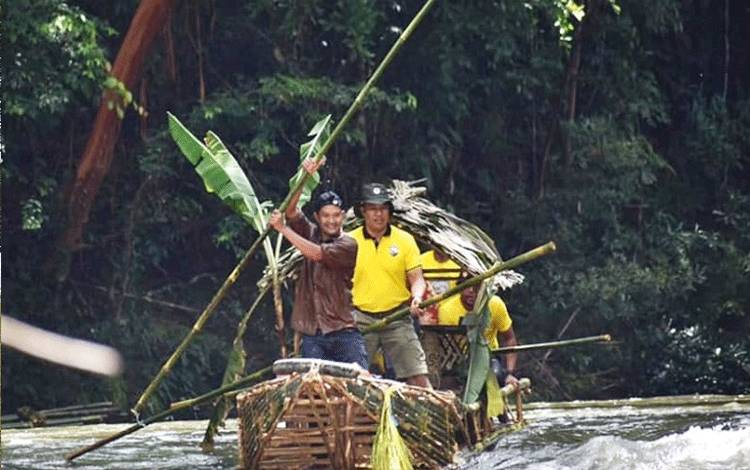 Bupati Lamandau Hendra Lesmana mengikuti Festival Balayaha Lanting untuk menaklukkan riam yang ada di Sungai Lamandau.(FOTO : HENDI NURFALAH)